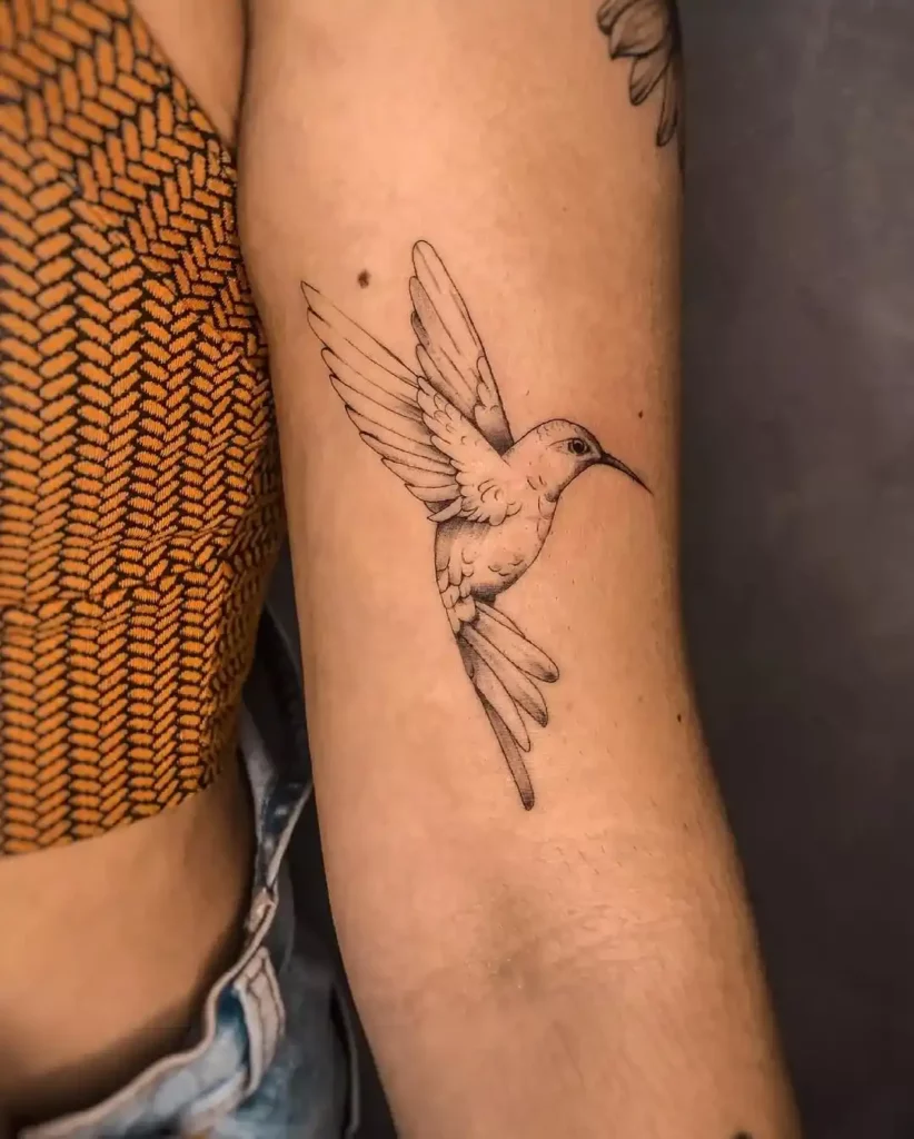 Pin by Lola Ruiz on Tattoos | Hummingbird tattoo, Trendy tattoos, Feather  tattoos