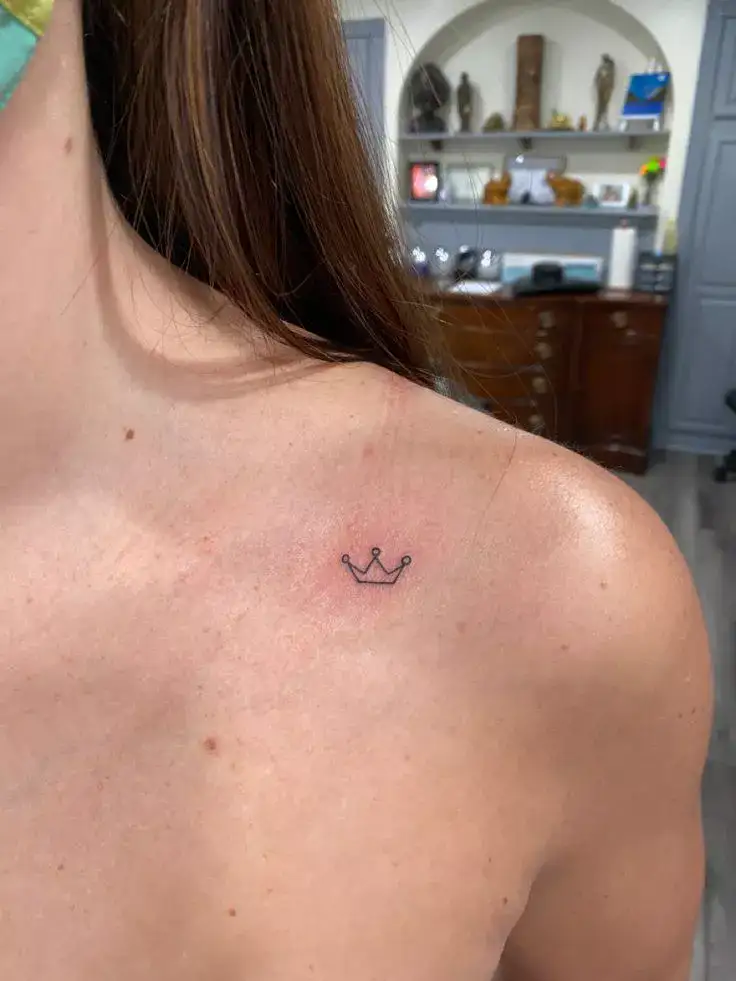 Minimalistic style crown tattoo done on the finger.
